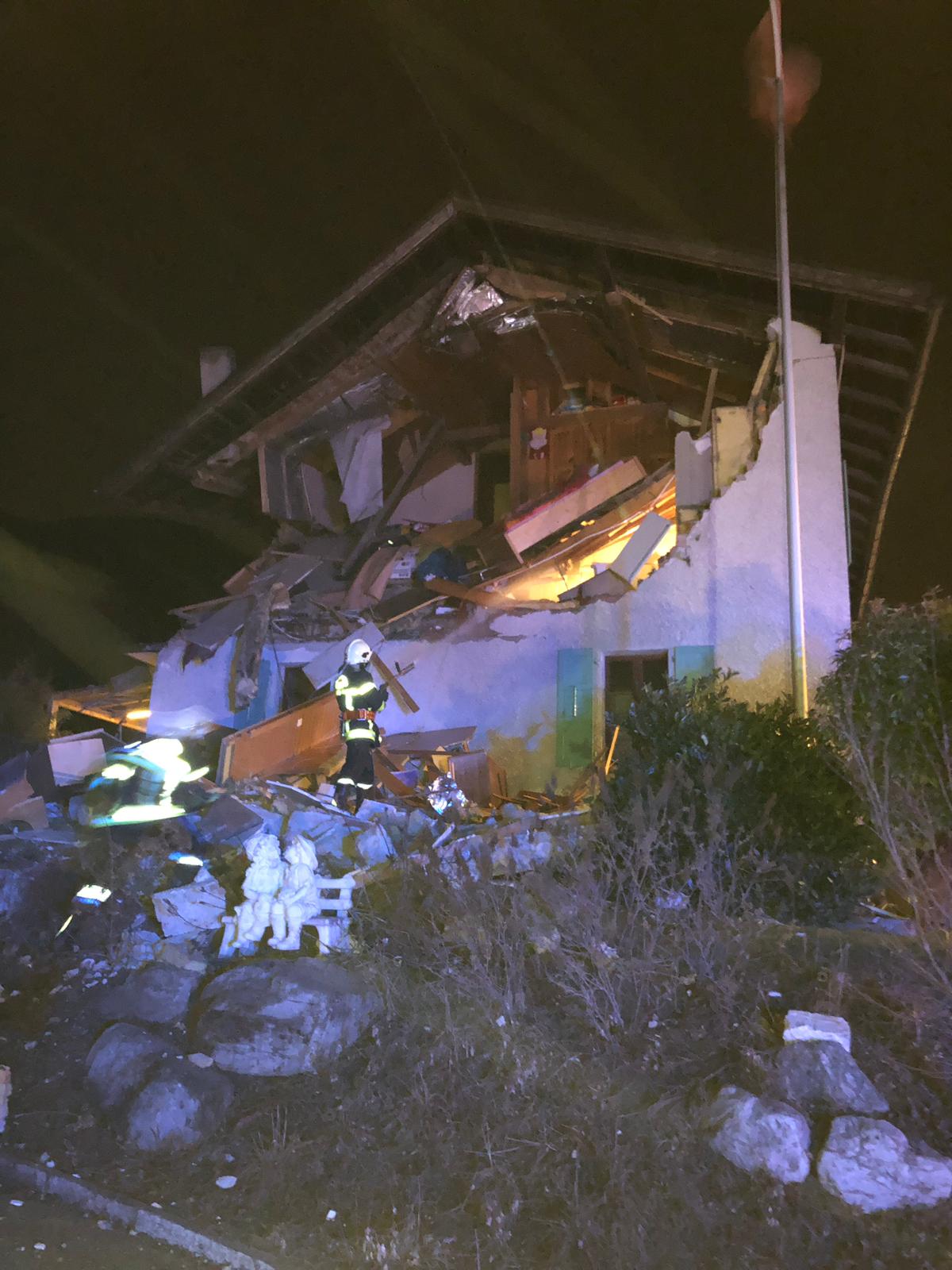 Le haut d'un chalet soufflé par une explosion